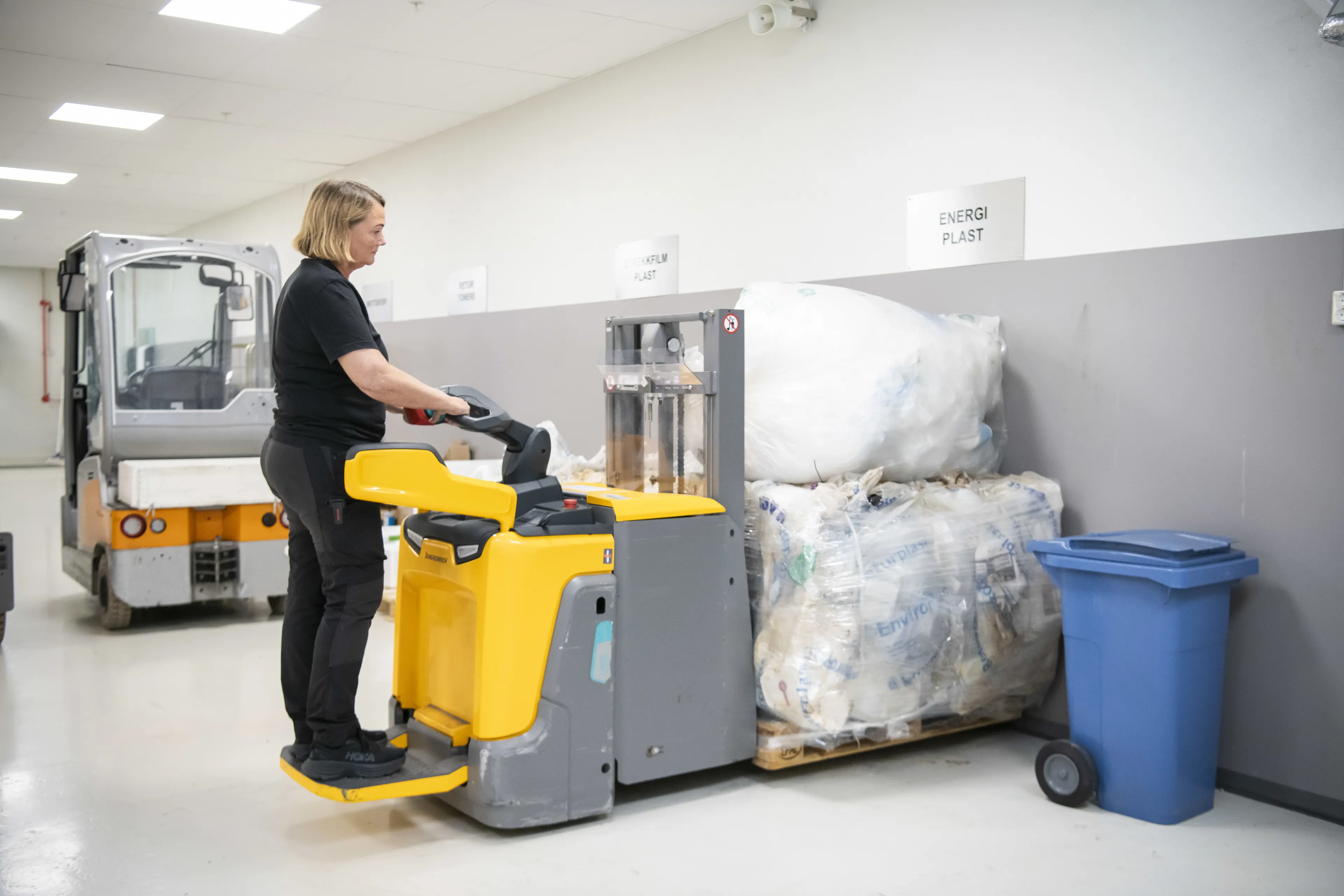 Dame kjører truck med avfall