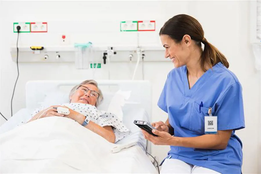 En sykepleier som sjekker en pasient
