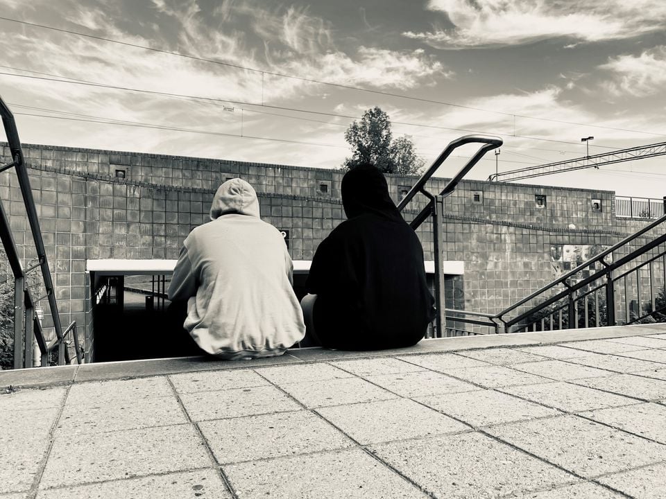 To personer som sitter på en benk