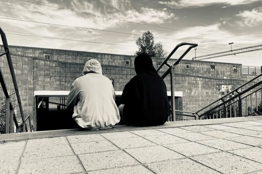 To personer som sitter på en benk