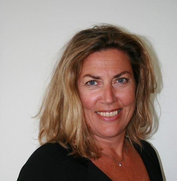 Et nærbilde av en kvinne som smiler