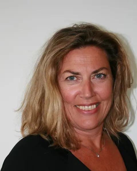 Et nærbilde av en kvinne som smiler