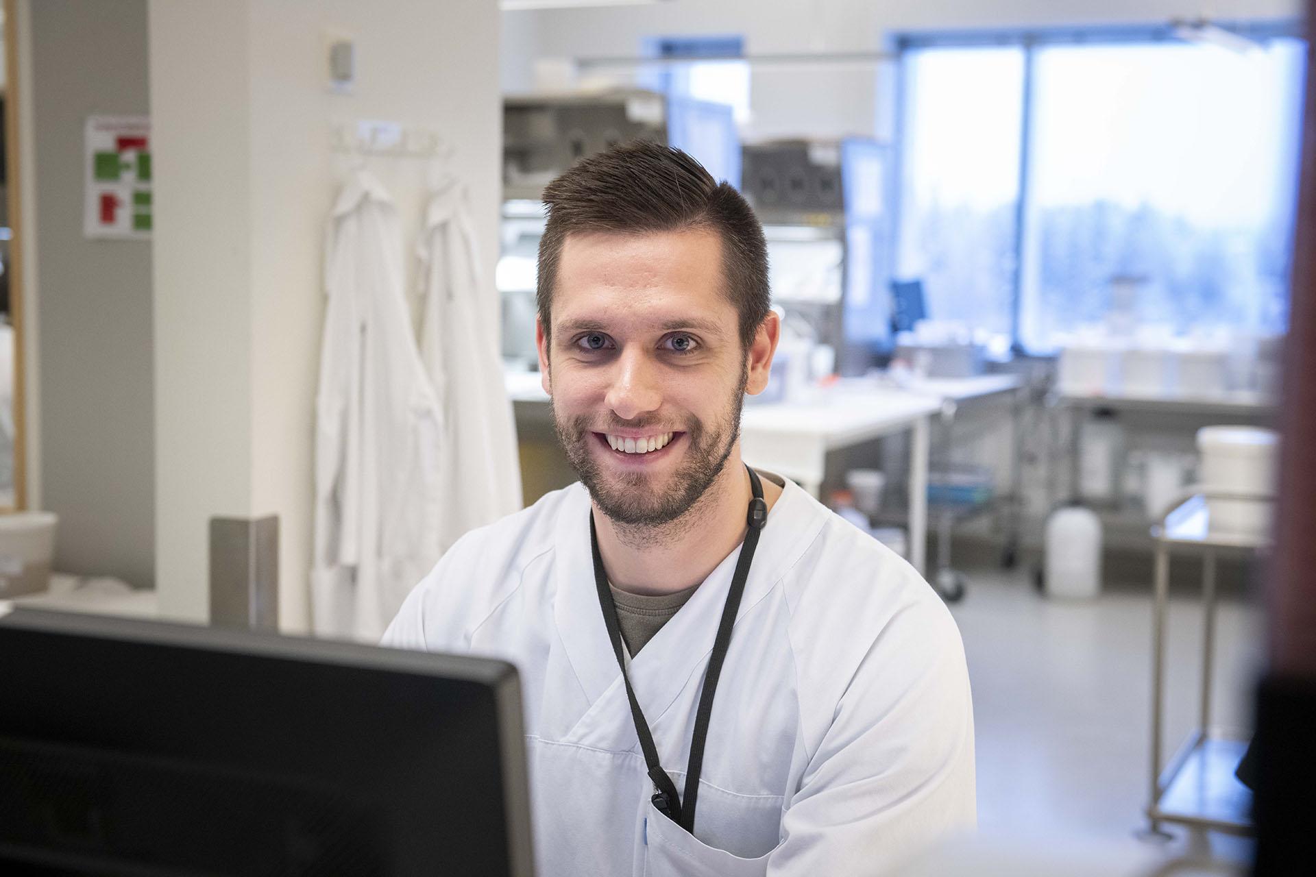 En mann som smiler til kameraet