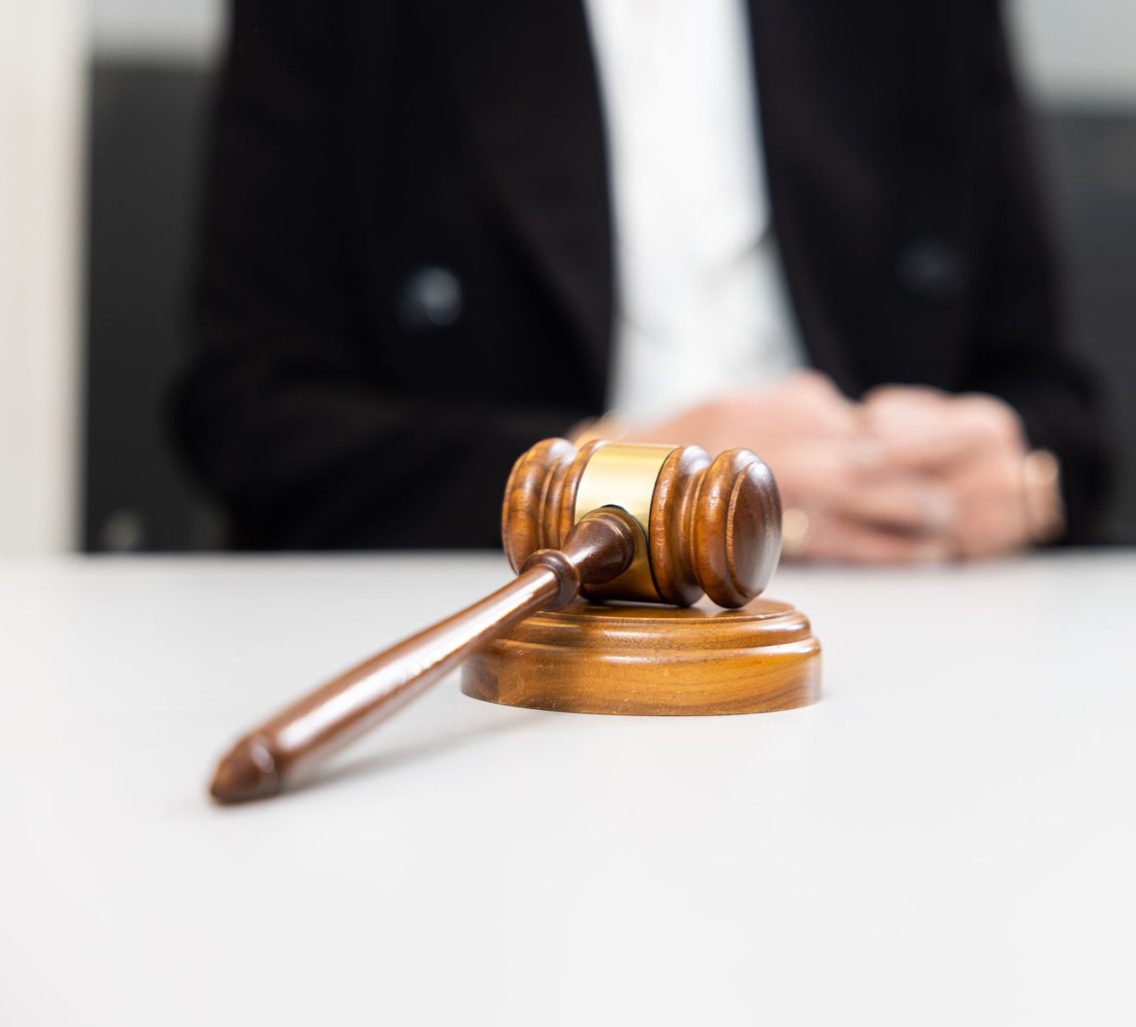 En person som holder en klubbe