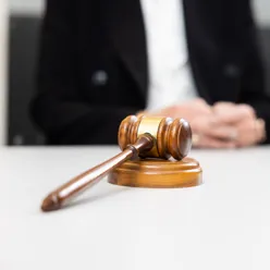 En person som holder en klubbe