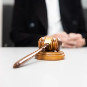 En person som holder en klubbe