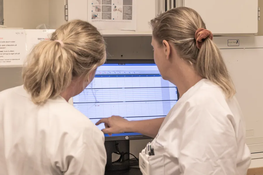 Noen få kvinner i hvite frakker