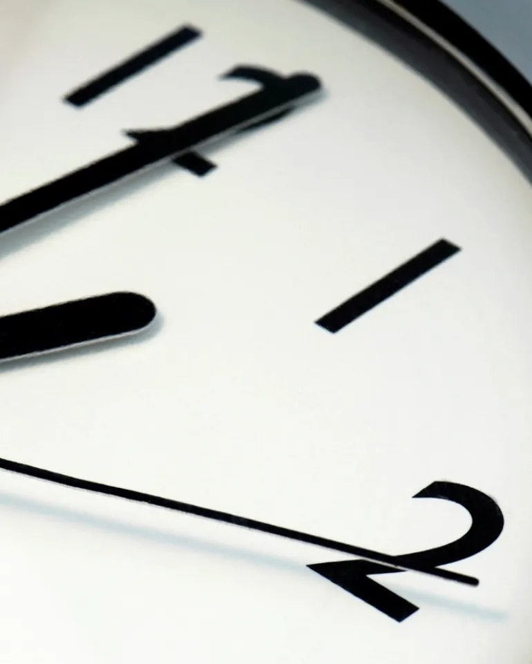 En klokke med svart ansikt