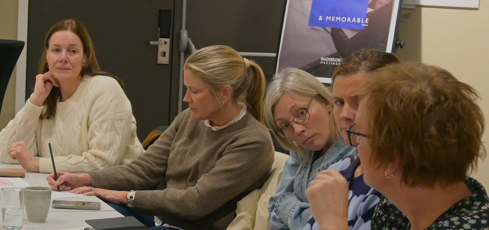 En gruppe kvinner som sitter ved et bord