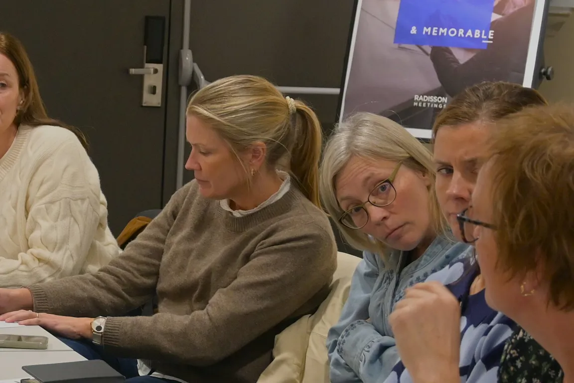 En gruppe kvinner som sitter ved et bord