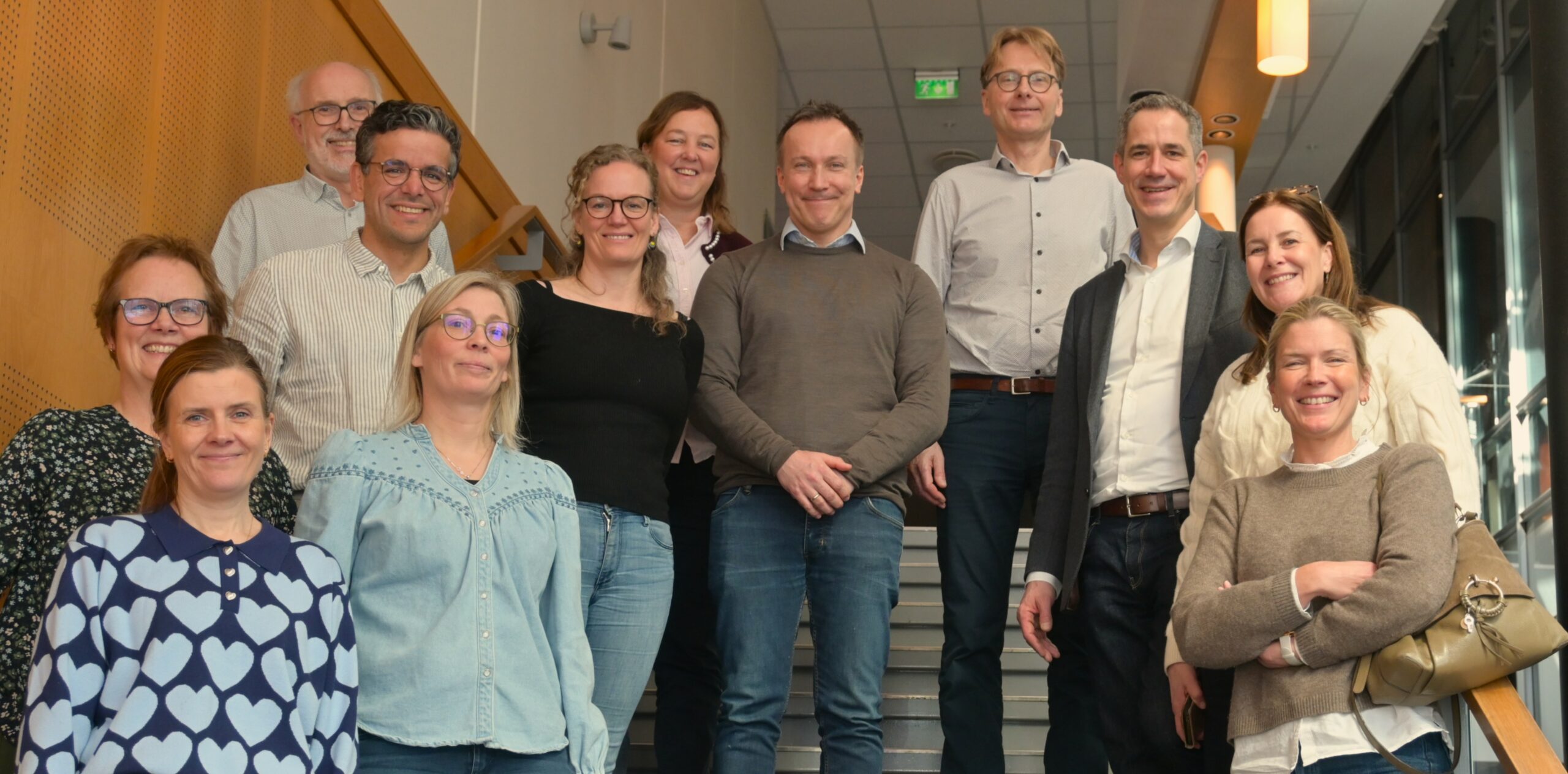 En gruppe mennesker som poserer for et bilde