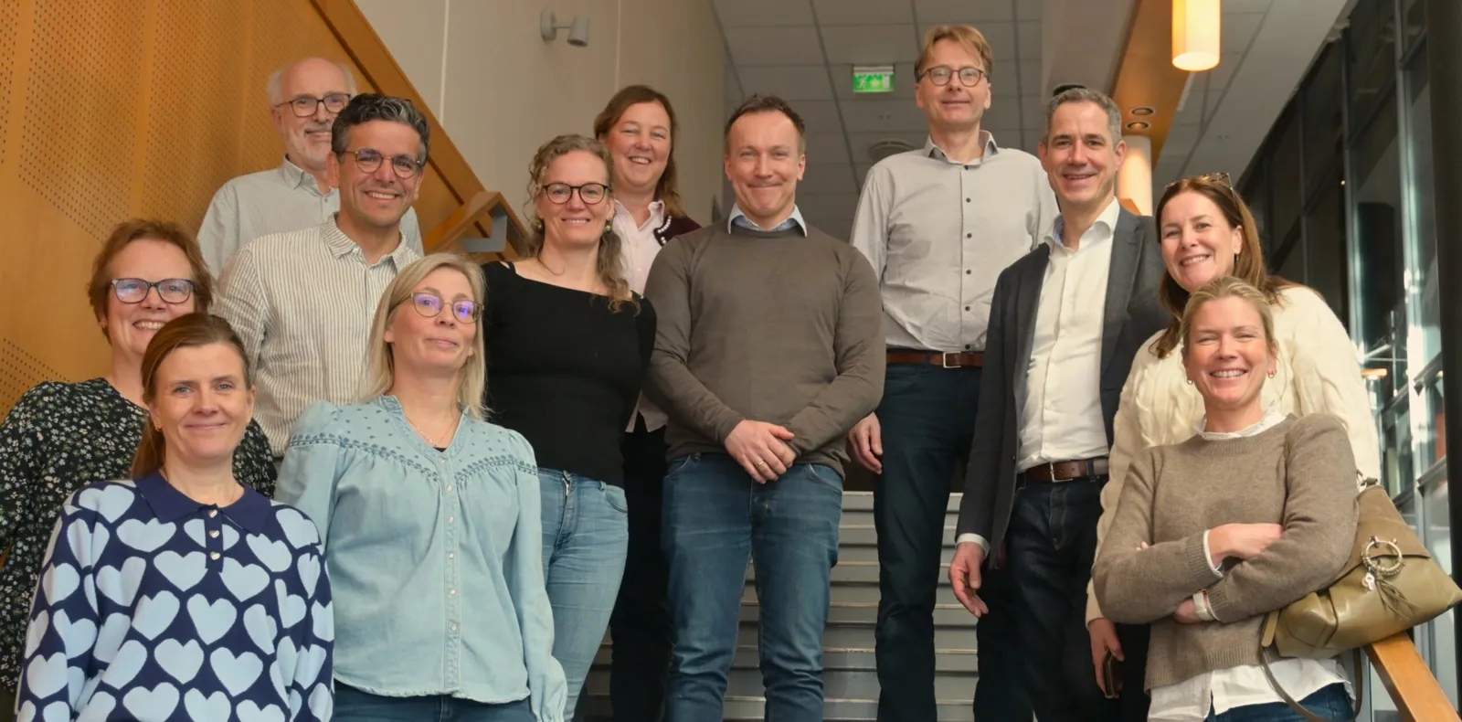 En gruppe mennesker som poserer for et bilde