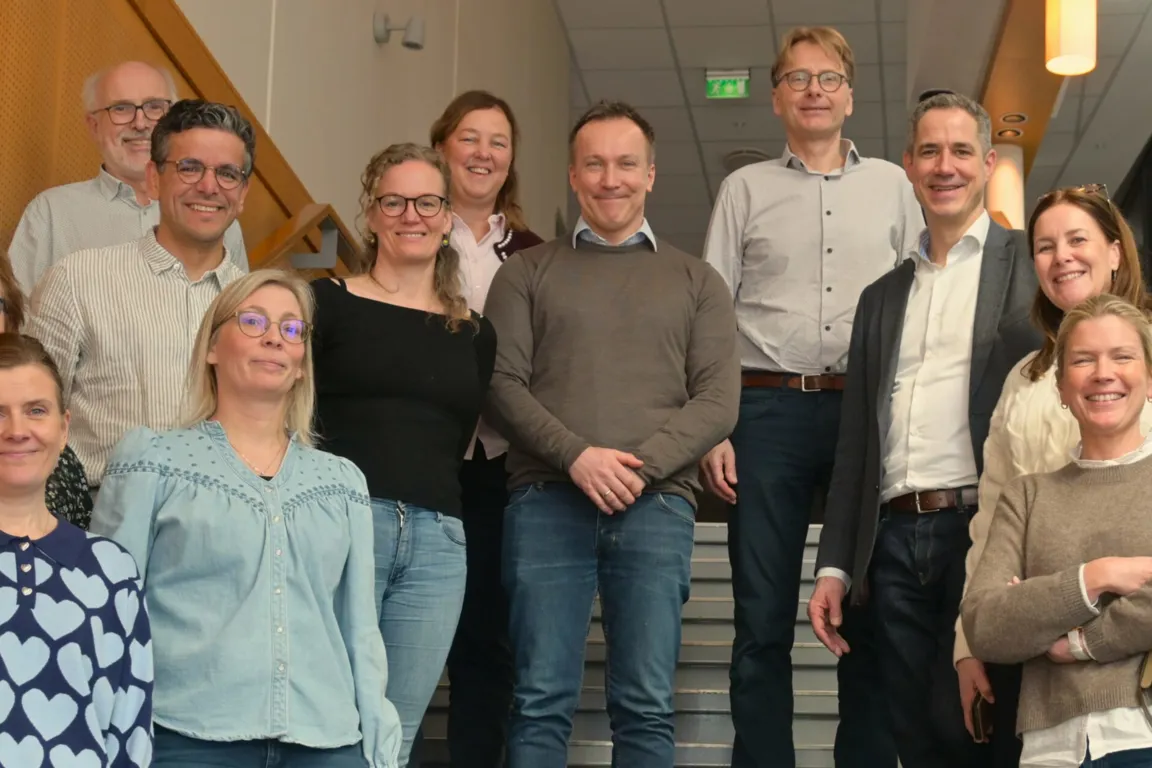 En gruppe mennesker som poserer for et bilde