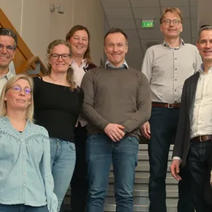 En gruppe mennesker som poserer for et bilde