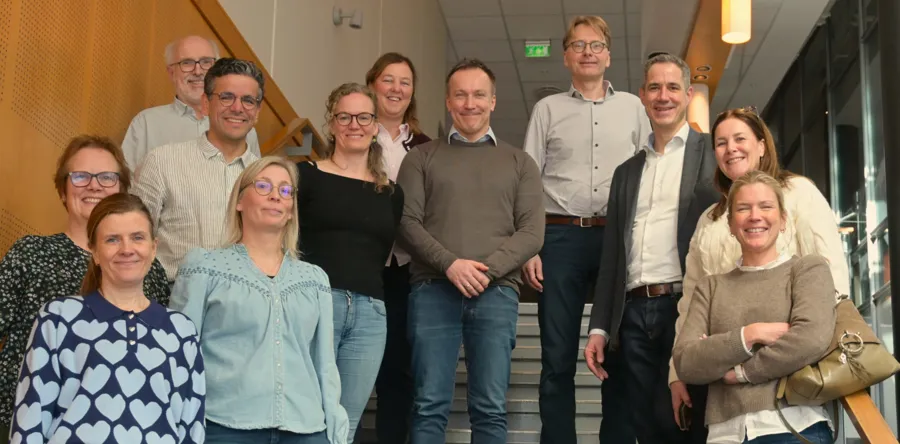 En gruppe mennesker som poserer for et bilde