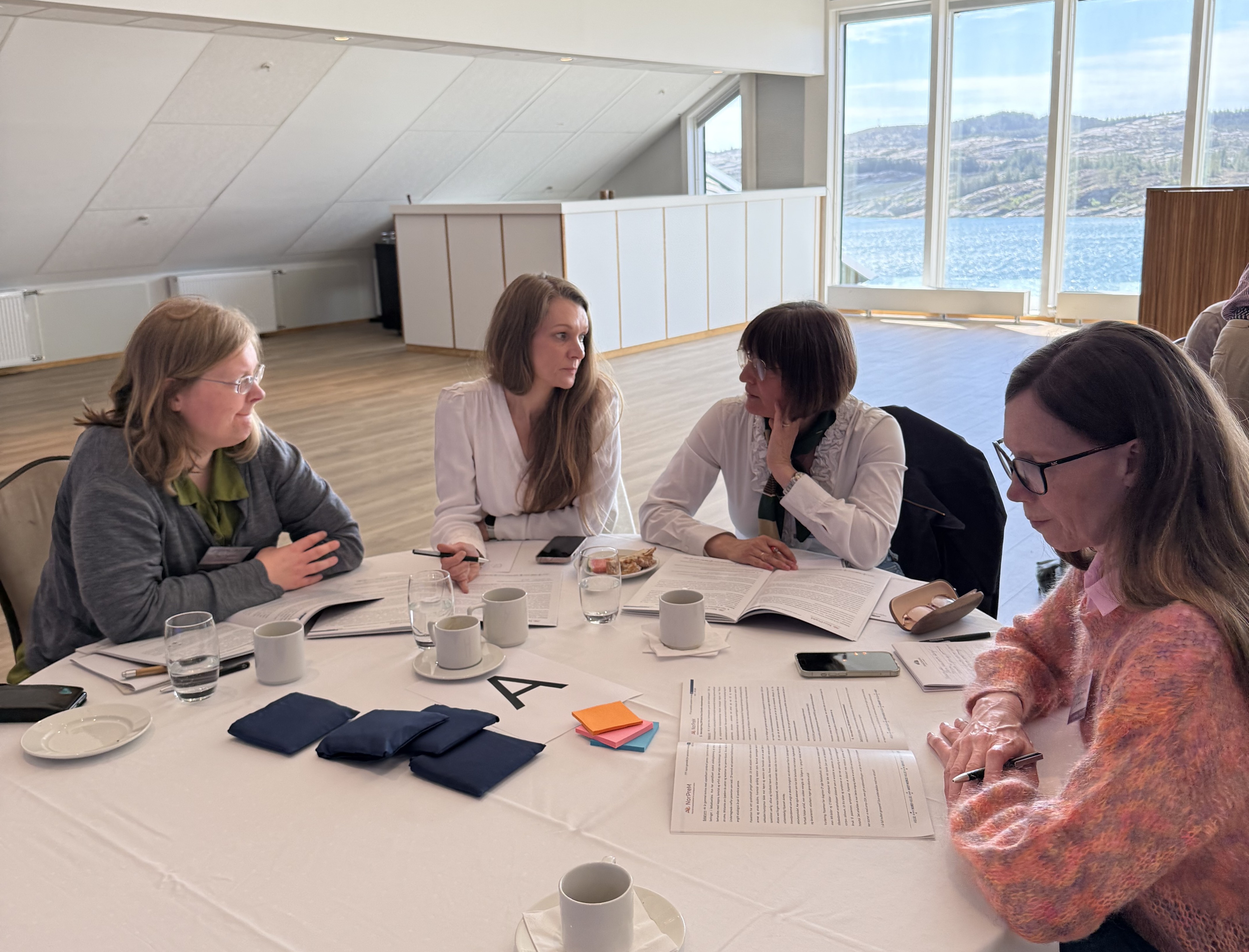 En gruppe kvinner som sitter ved et bord
