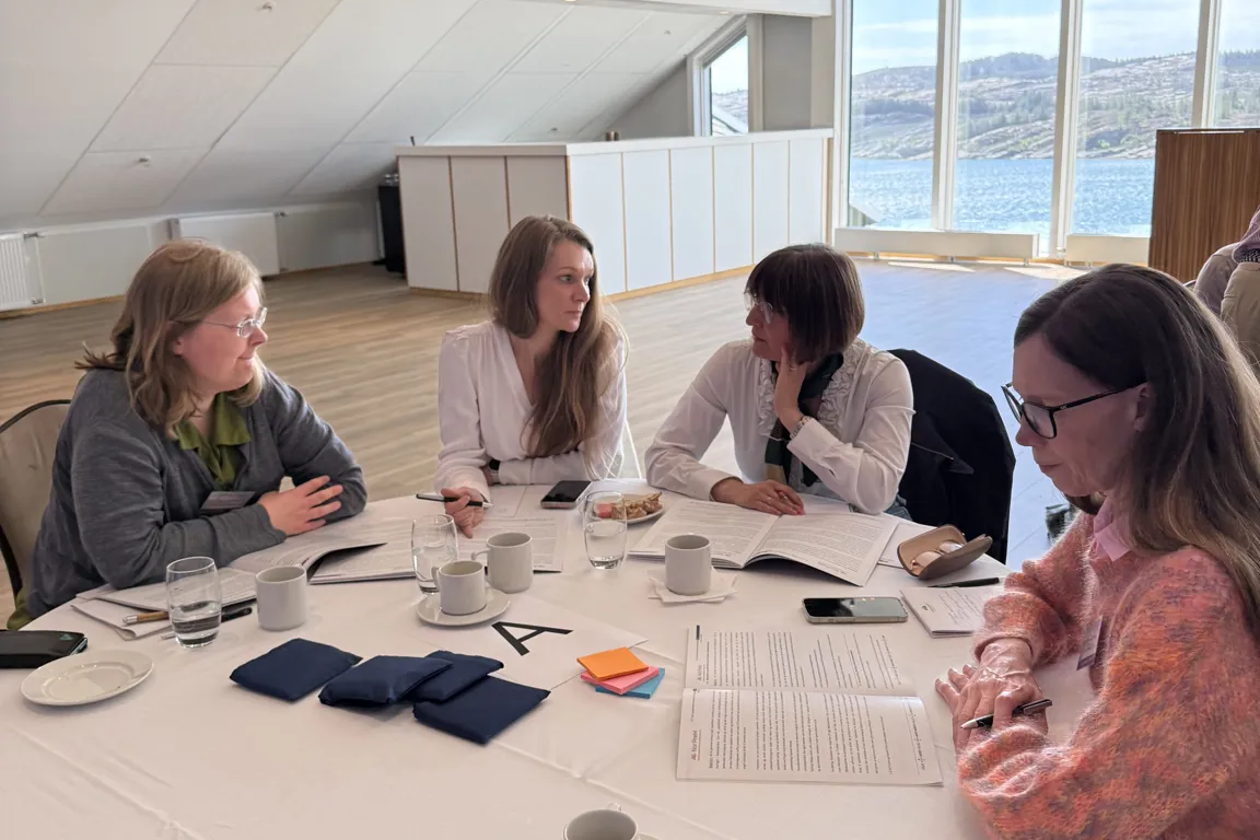 En gruppe kvinner som sitter ved et bord