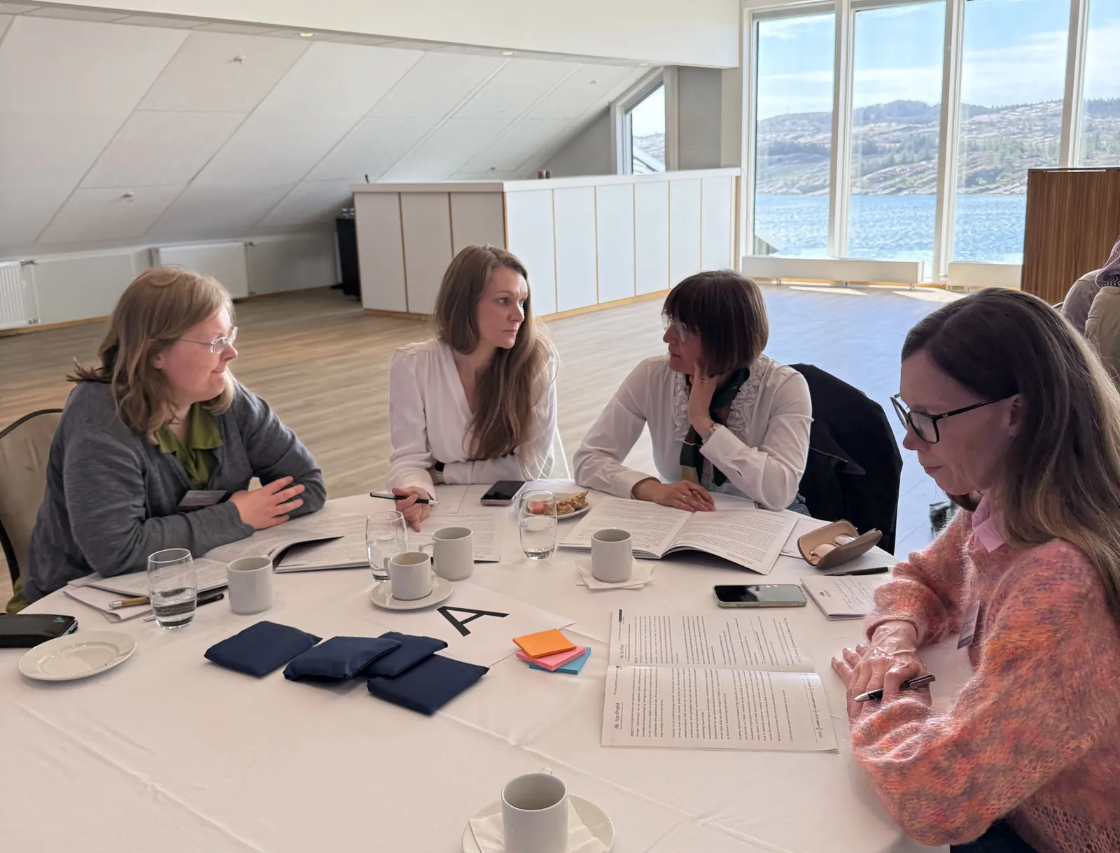 En gruppe kvinner som sitter ved et bord