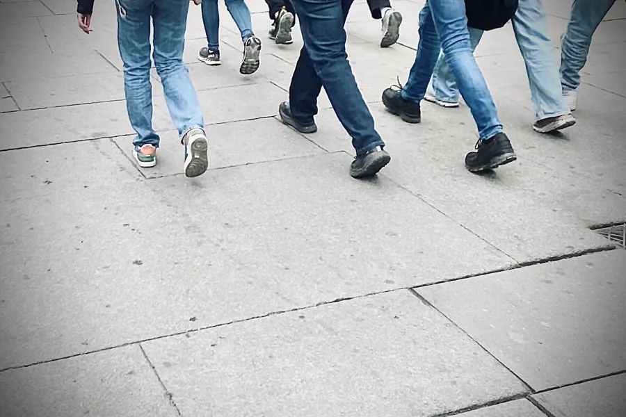 En gruppe mennesker som går