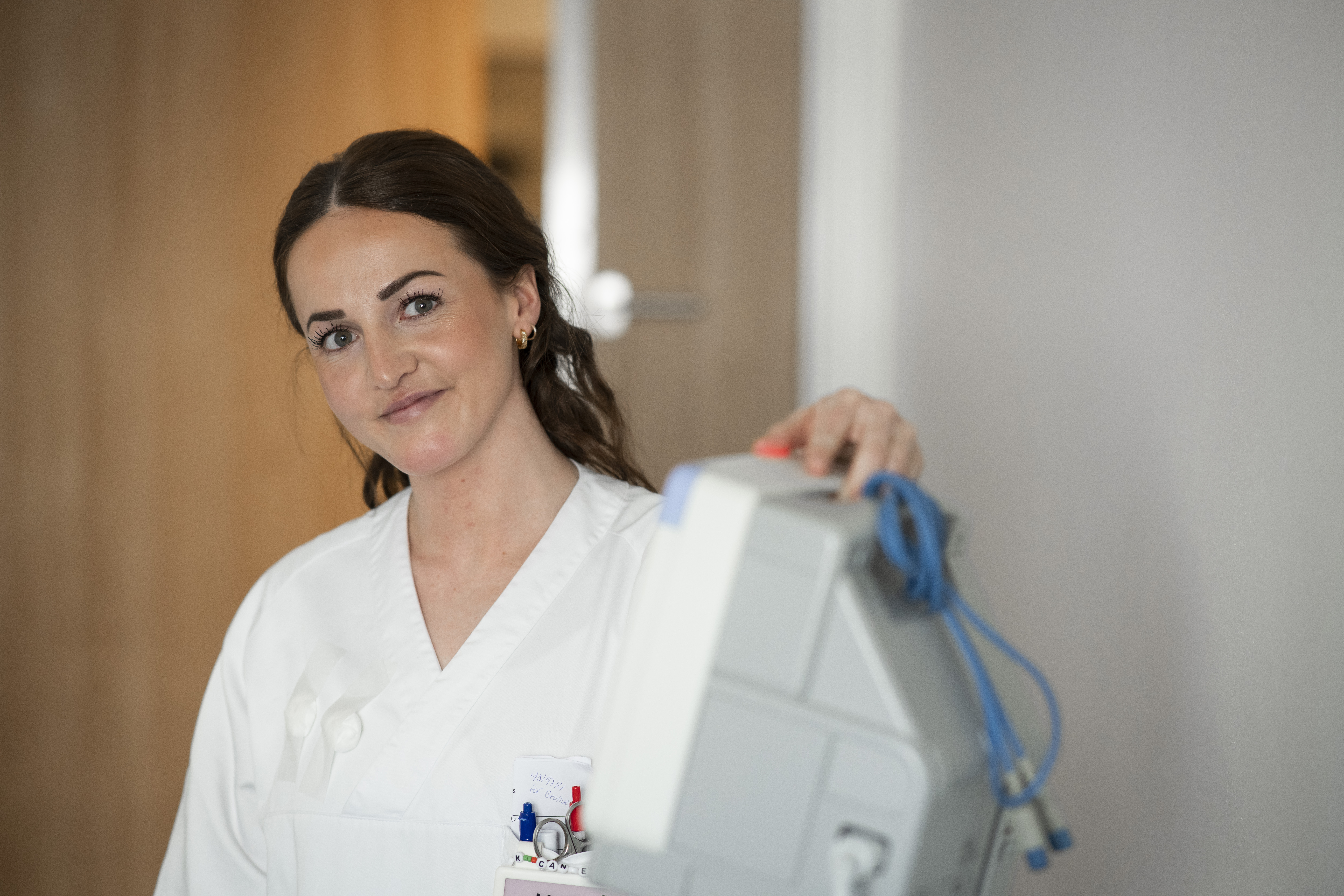 Ansatt smiler inn i kamera