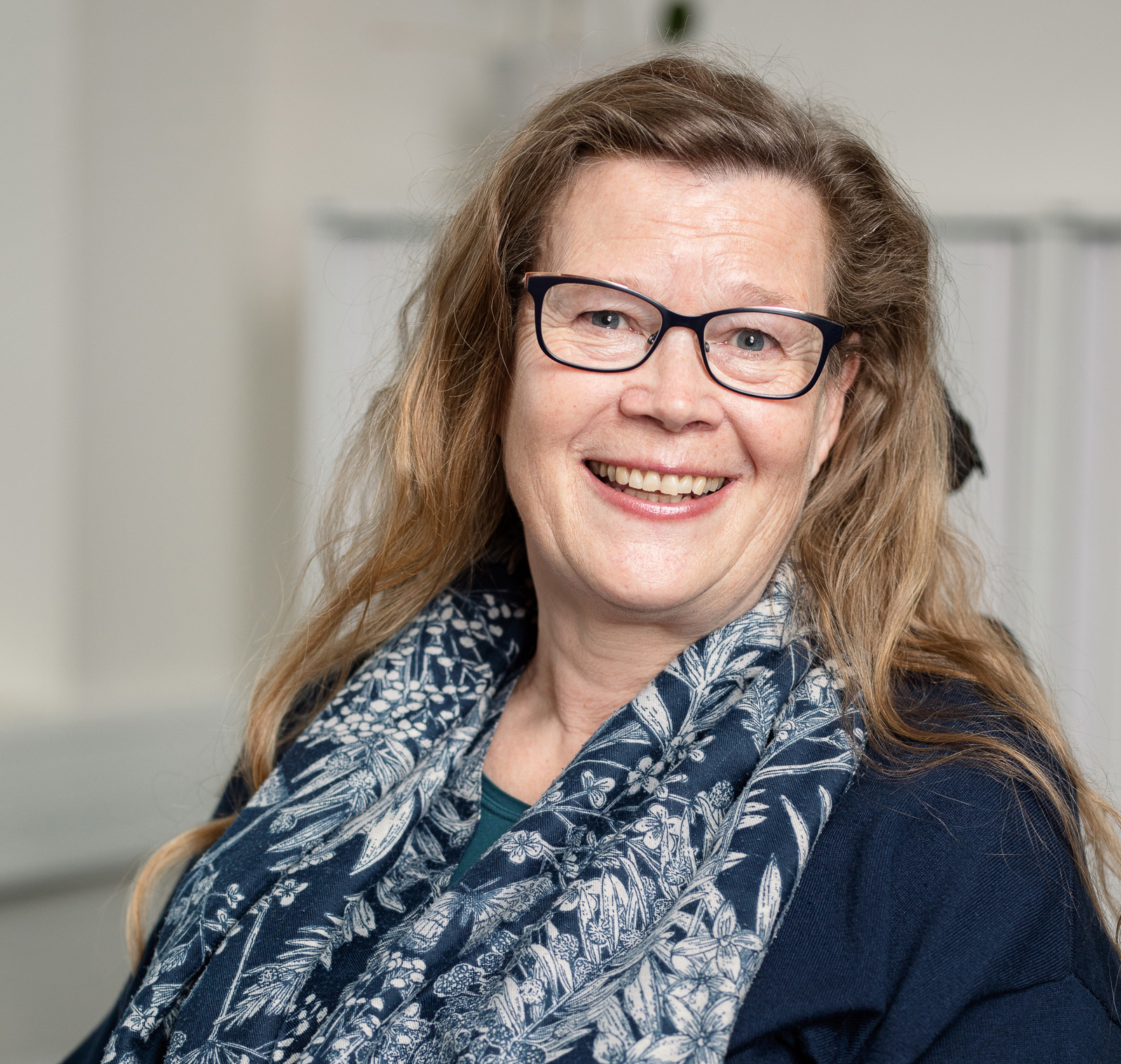 En person med langt hår smilende