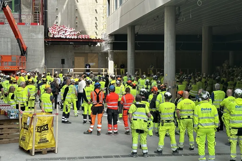 En gruppe mennesker i gule jakker