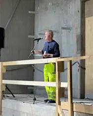 En mann som står på et podium