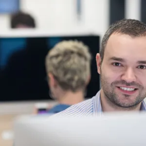 En mann som smiler til kameraet