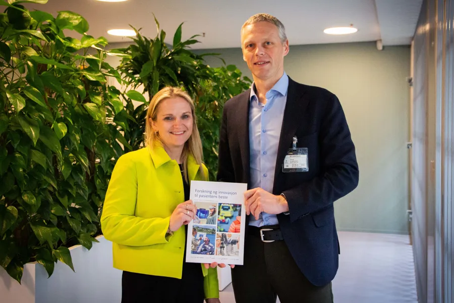 En mann og en kvinne som har sertifikat