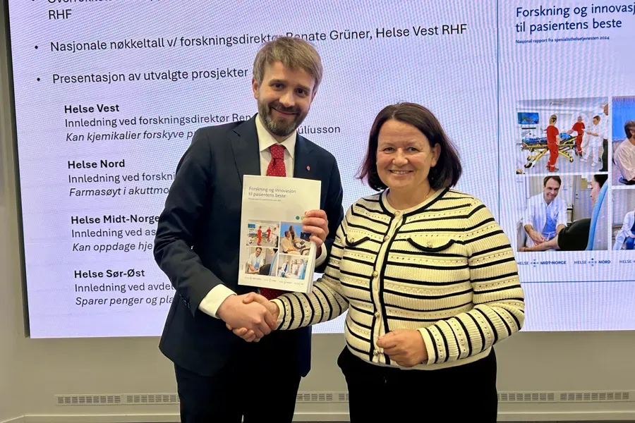 En mann og en kvinne som har et sertifikat