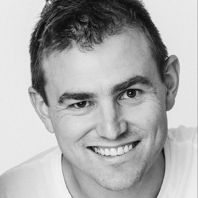 En mann som smiler til kameraet