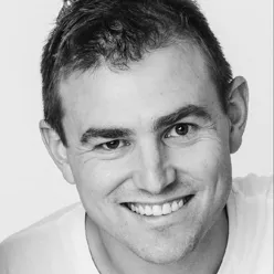 En mann som smiler til kameraet