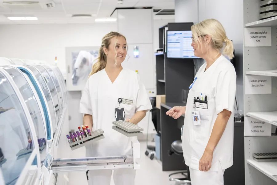 Et par kvinner i hvite frakker