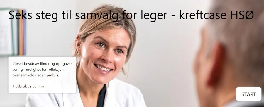 En person som smiler til noe