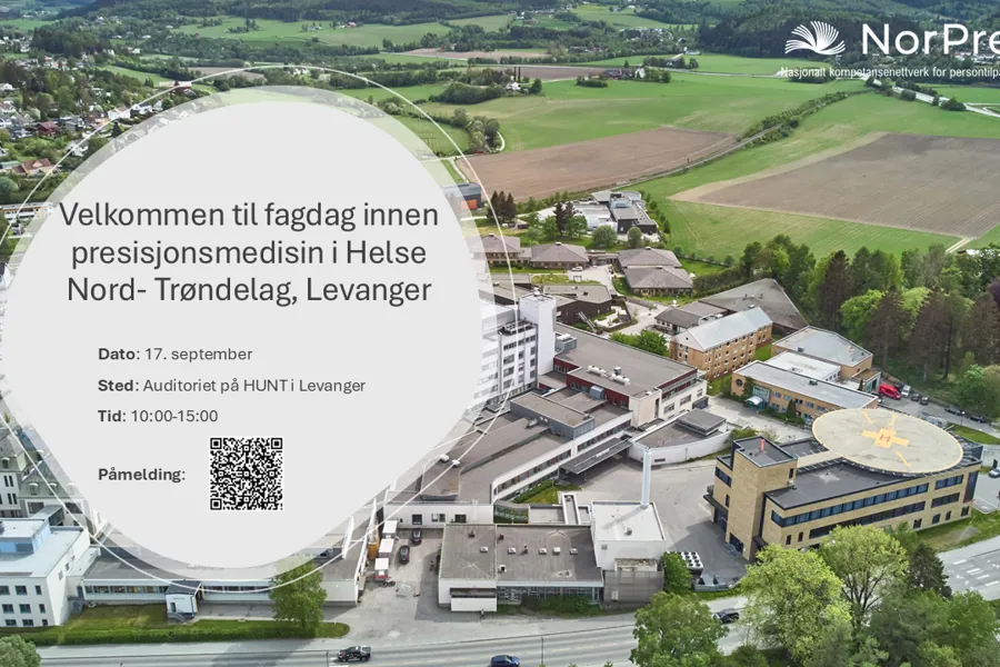 Et stort hvitt skilt med en bygning og trær rundt.