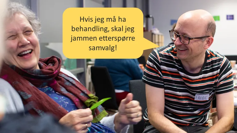 En mann og en kvinne som smiler