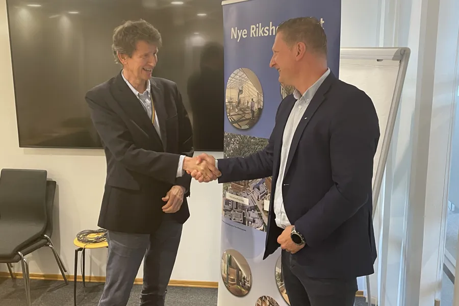 Et par menn som håndhilser