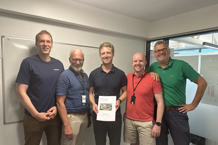 En gruppe menn som poserer for et bilde