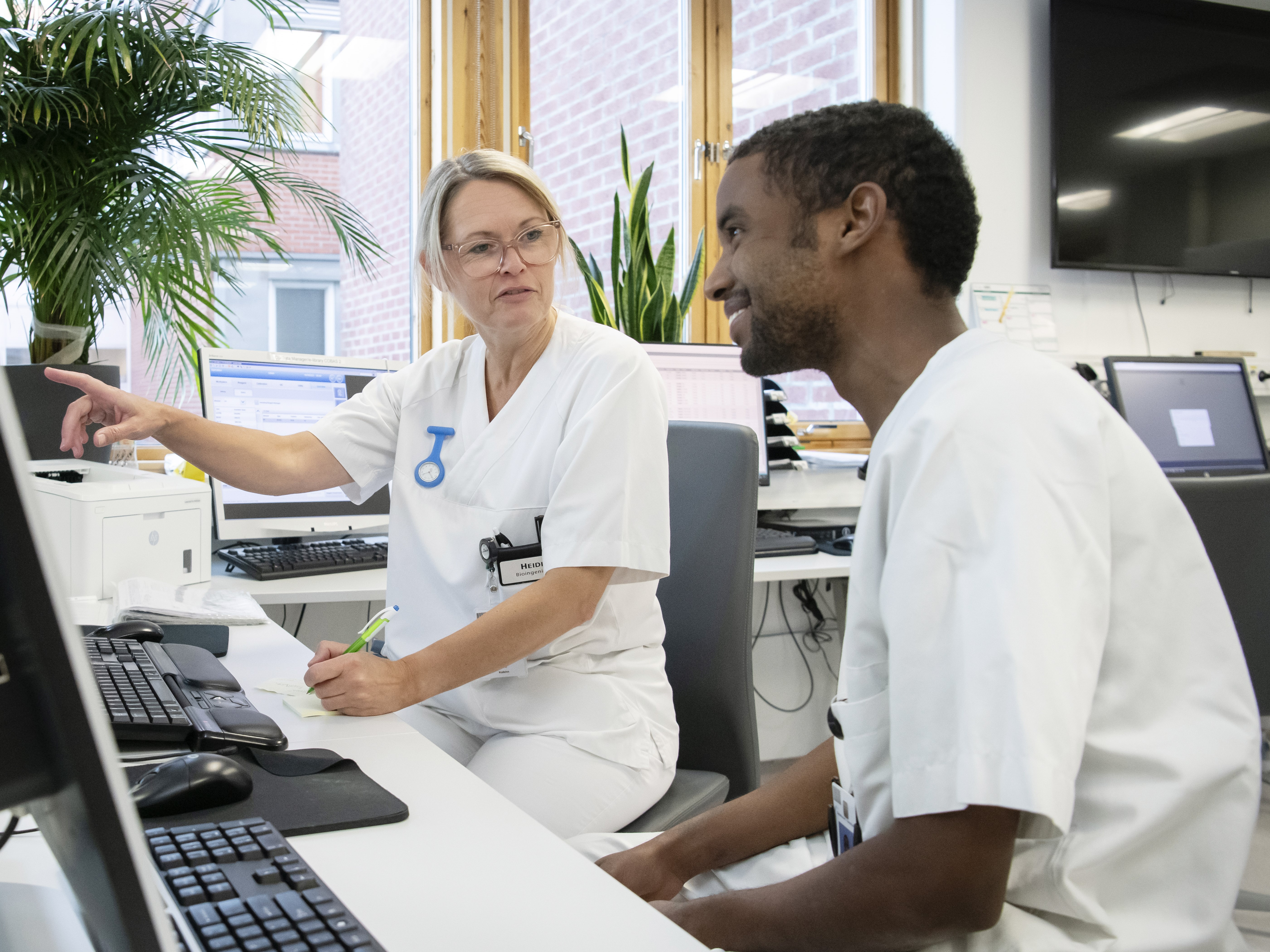 To ansatte sitter foran pc-skjerm