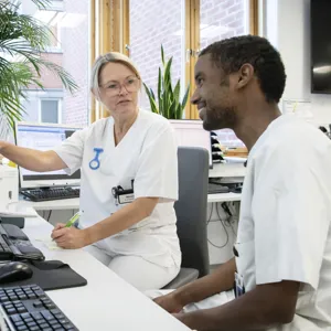 To ansatte sitter foran pc-skjerm