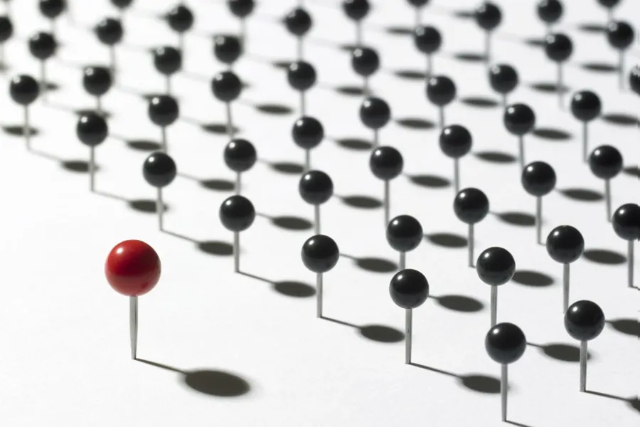 En gruppe svart-hvitt-objekter