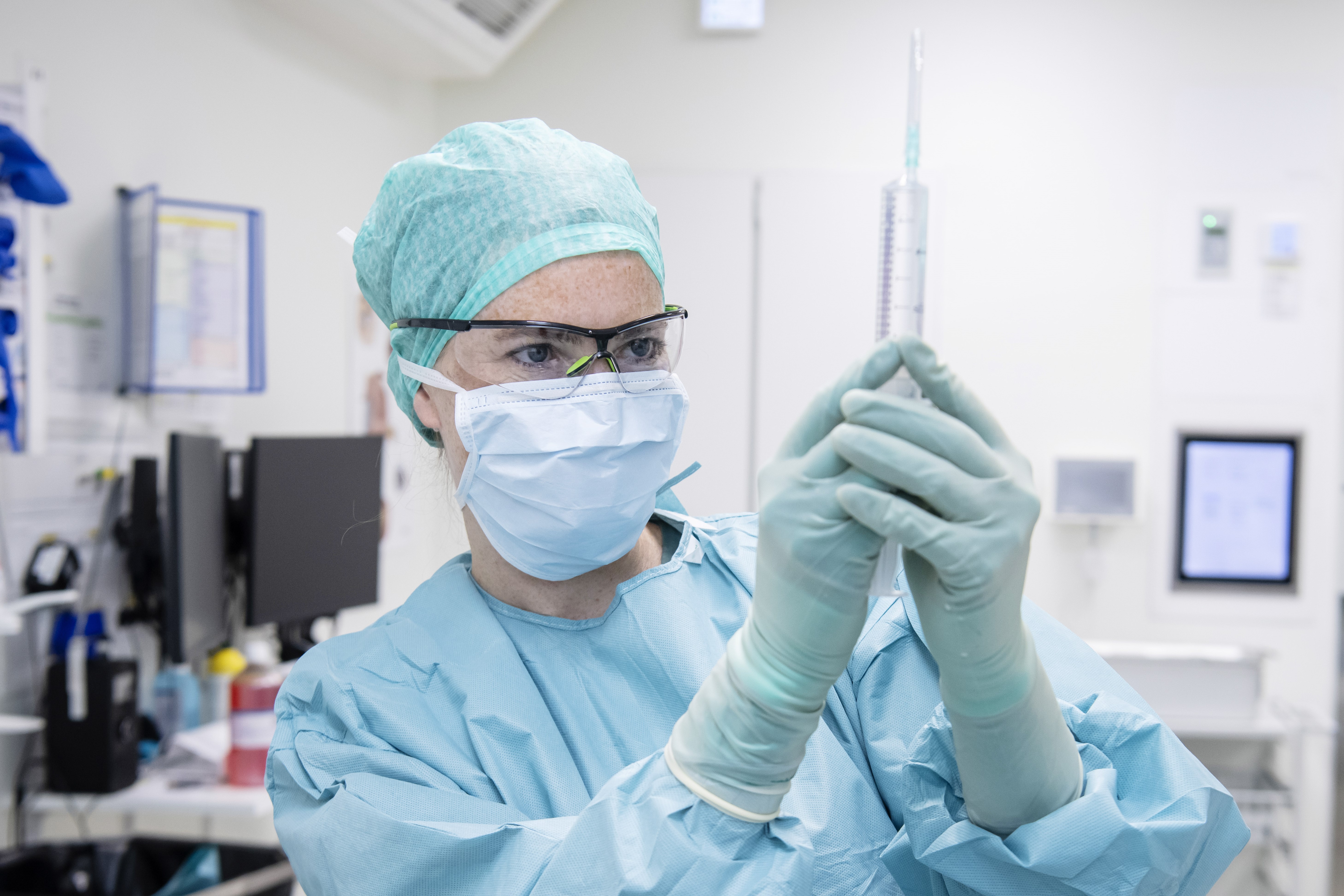 Operasjonssykepleier gjør klar en sprøyte