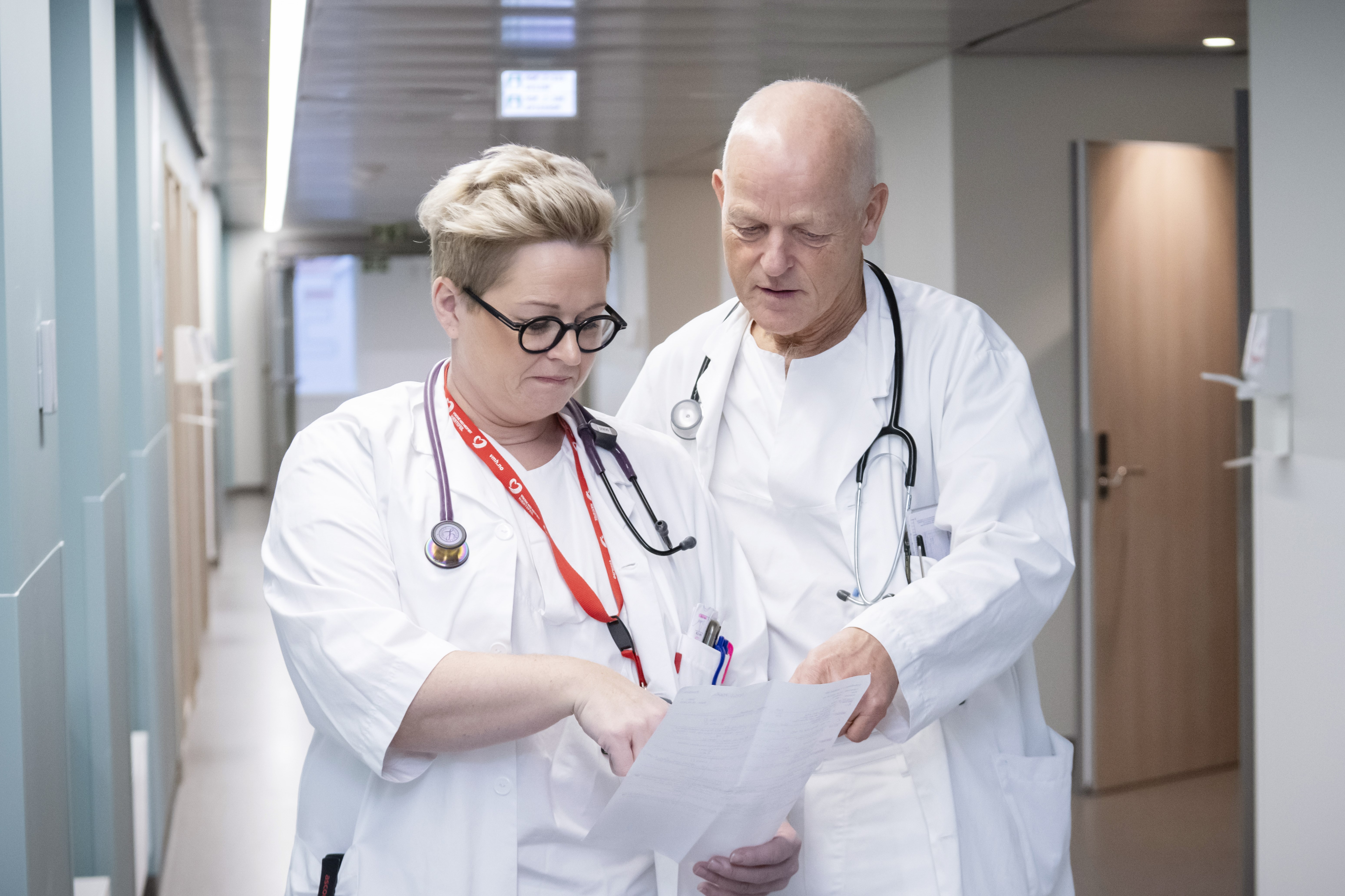 To sykehusansatte studerer et dokument