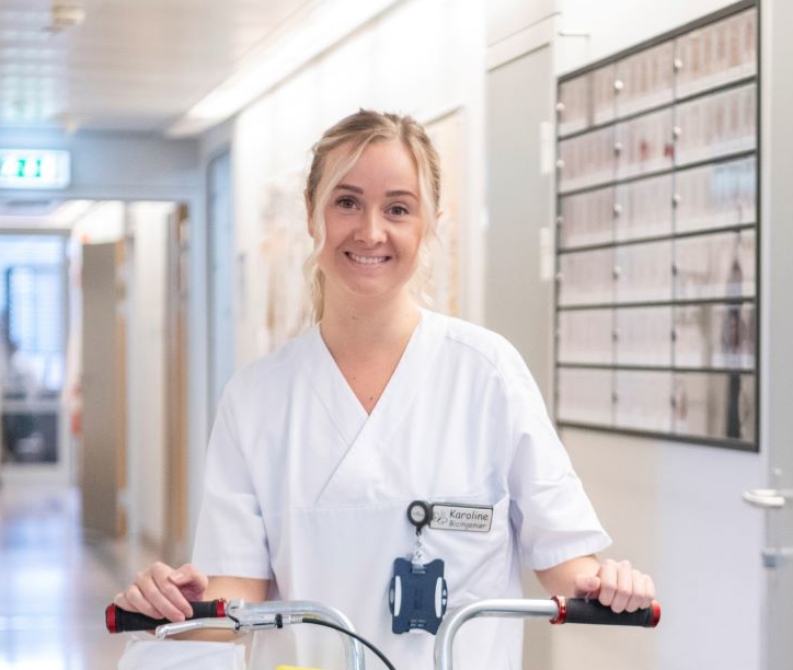 En mann i hvit frakk