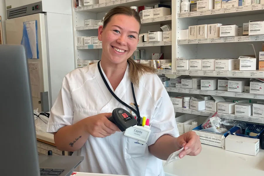 En mann i hvit frakk