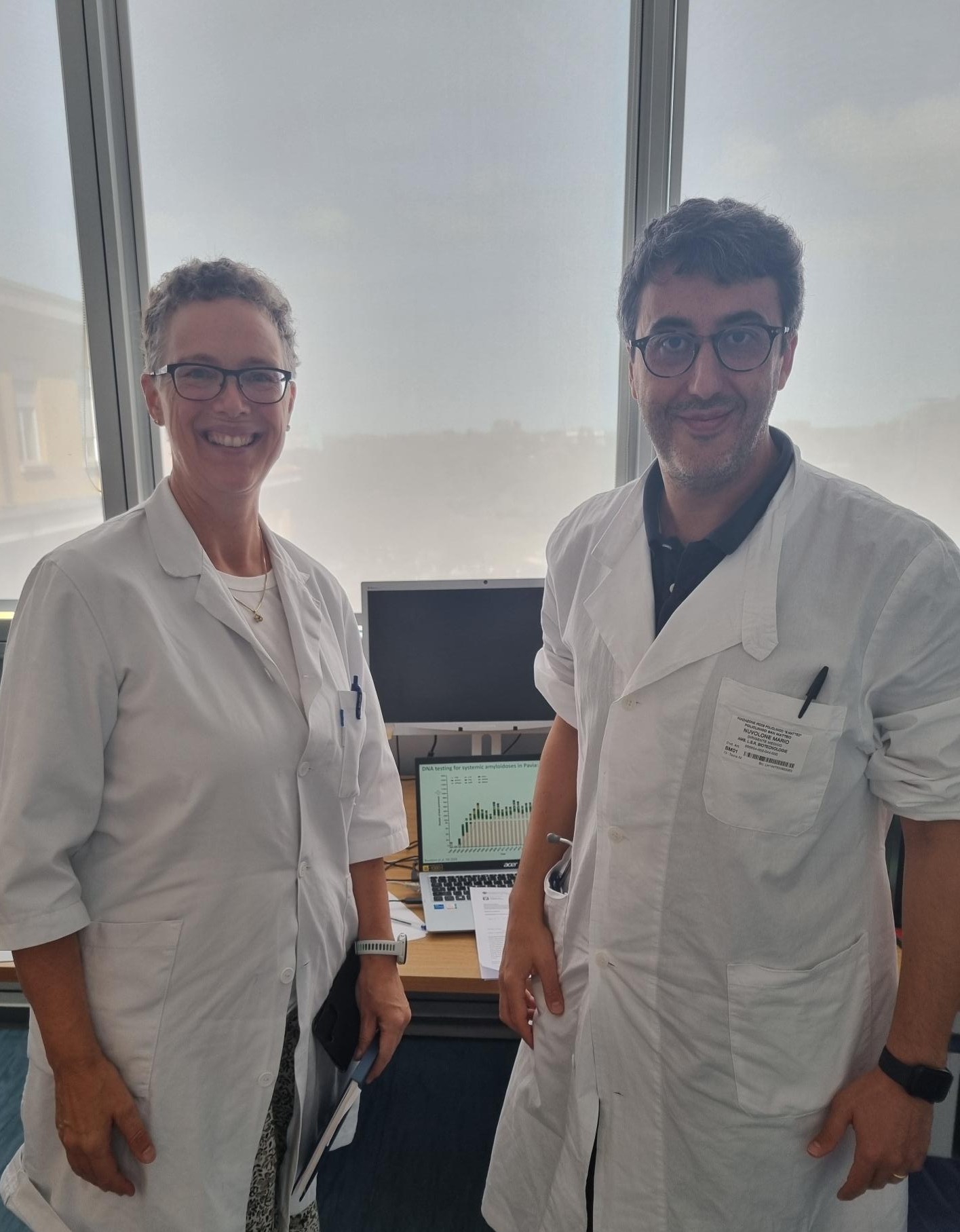 En mann og en kvinne i laboratoriefrakker