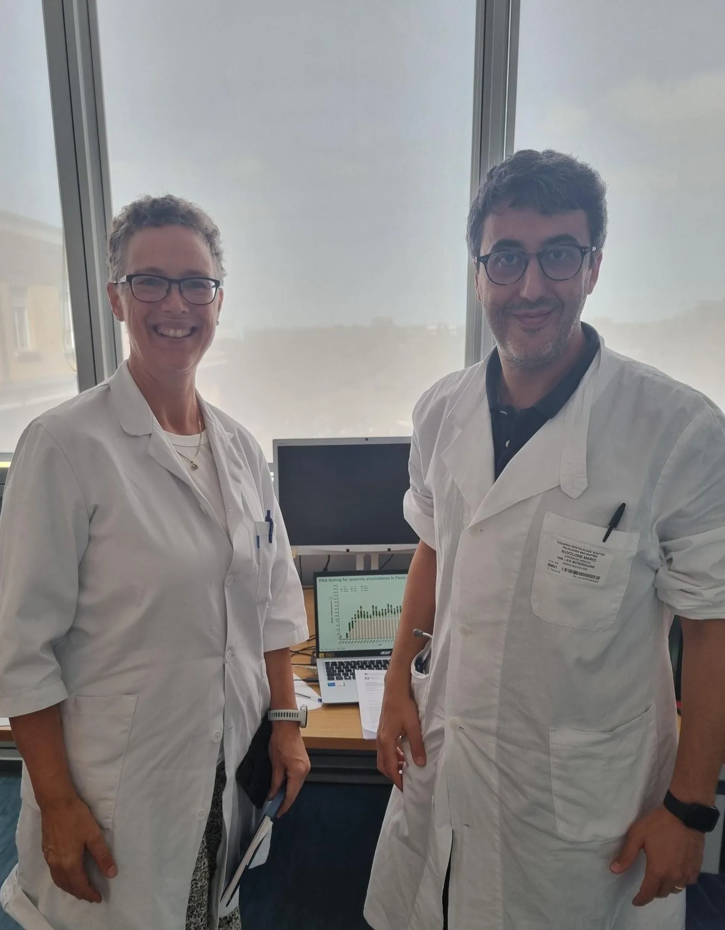 En mann og en kvinne i laboratoriefrakker