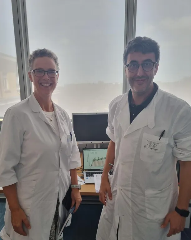 En mann og en kvinne i laboratoriefrakker