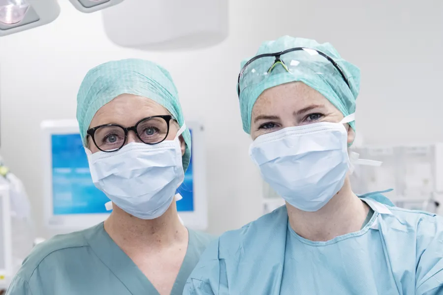 To operasjonssykepleiere smiler