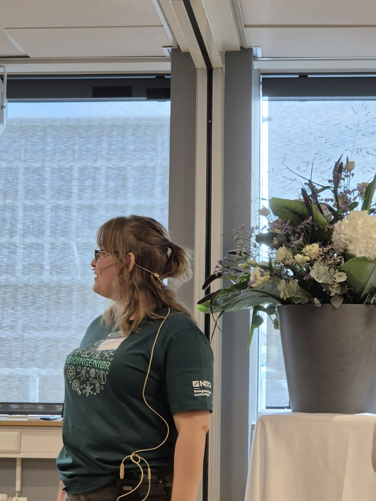 En kvinne som ser ut av et vindu